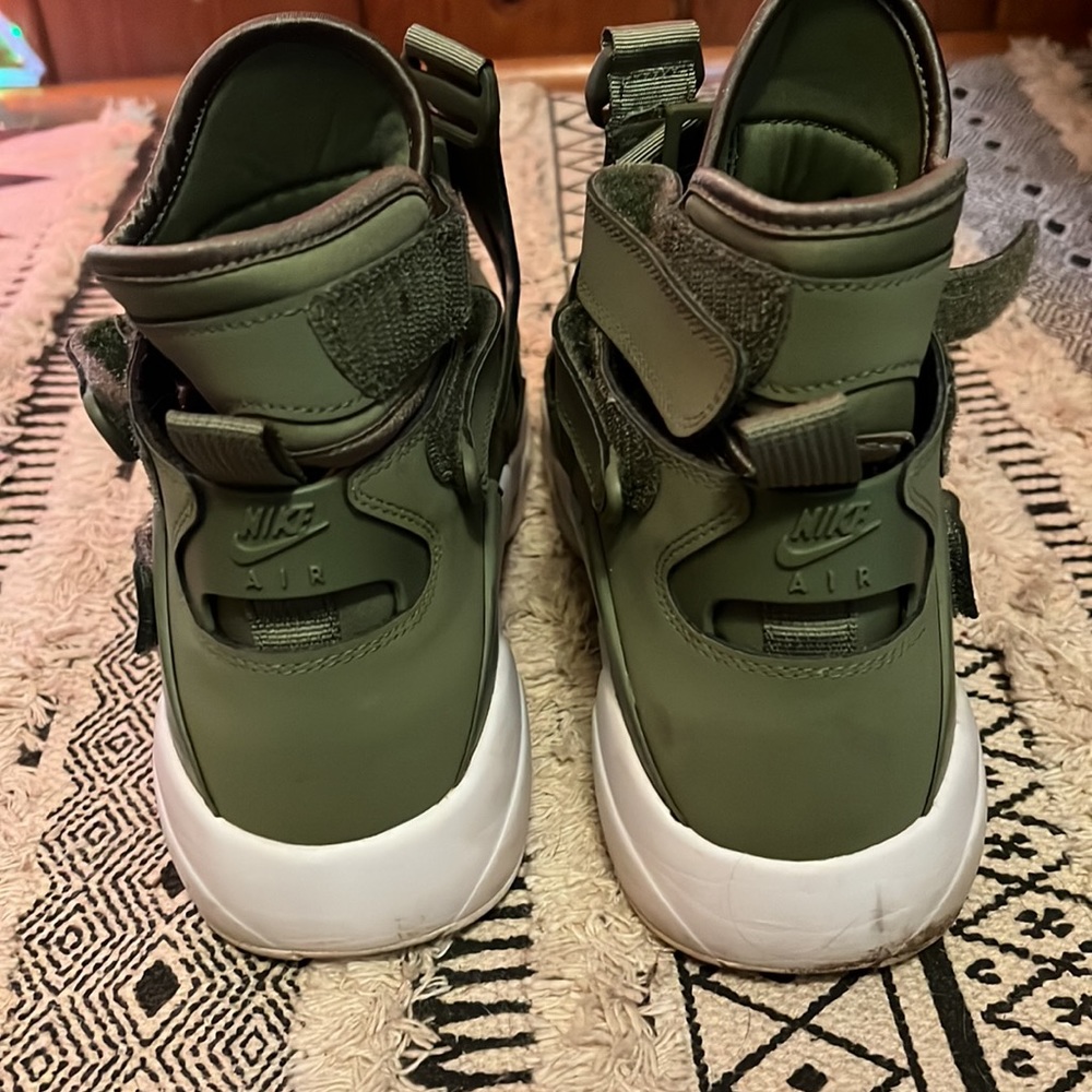 GENTLY WORN Men’s unique Nike kicks - Picture 4 of 4